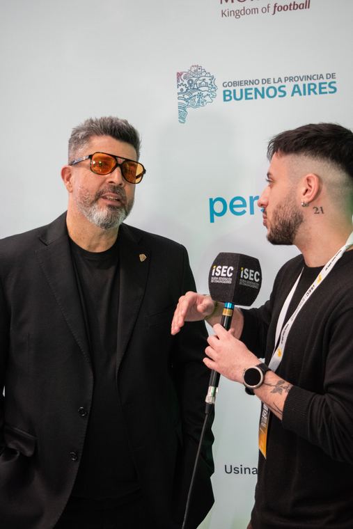Periodista entrevistando a un invitado en la zona de prensa