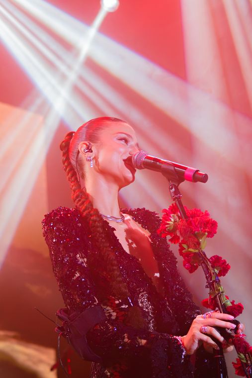 Cantante con micrófono bañada en luz roja