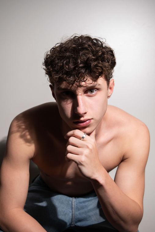 Retrato de estudio de un modelo apoyando la mano en el mentón